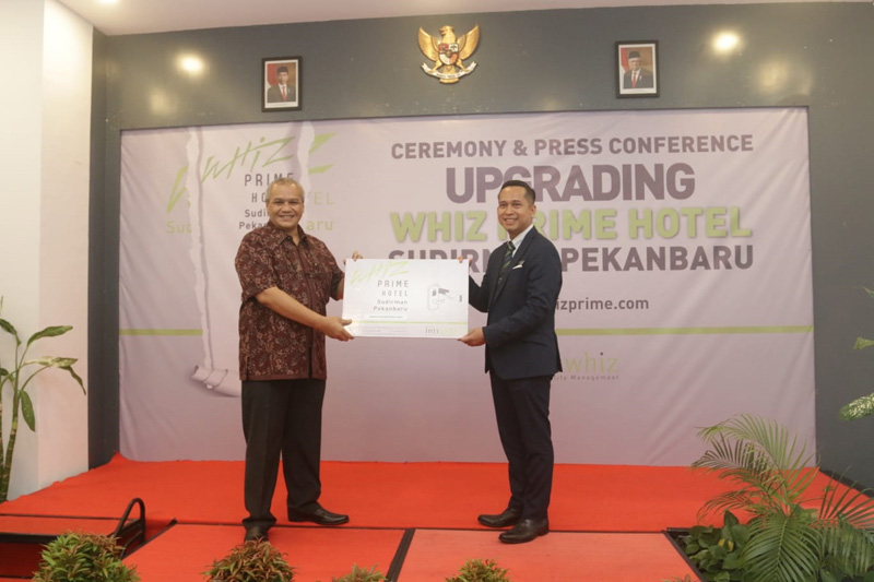 General Manager Whiz Prime Hotel Sudirman Pekanbaru Ismail (kanan) dan Corp Director of Operational Intiwhiz Hospitality Management Tito N Munawar (kiri) dalam agenda ceremony & press conference upgradingÂ WhizÂ Prime Hotel Sudirman Pekanbaru,Â  Kamis (19